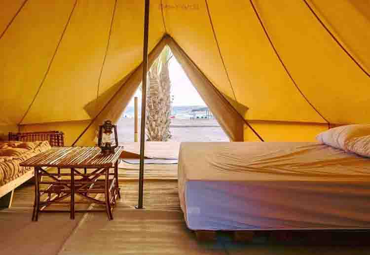 קלאב אכזיב: אוהלי גלאמפינג ממוזגים על החוף