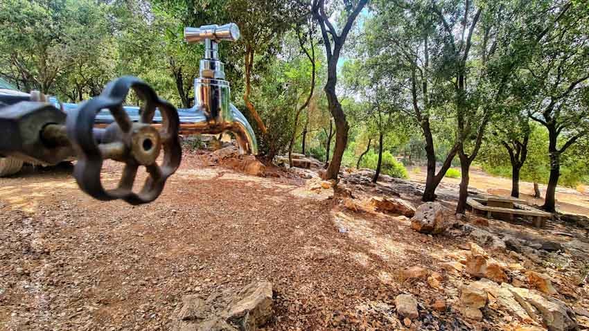 חניון עם מי שתיה בשטח