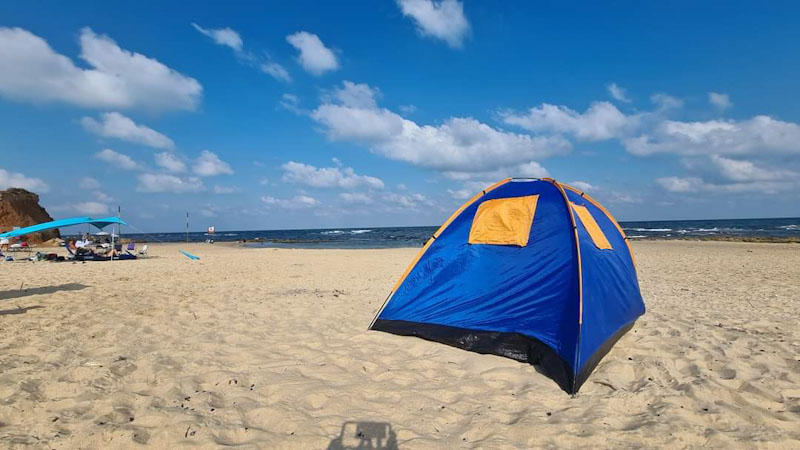 החוף של כושי, אוהלים בחוף מכמורת