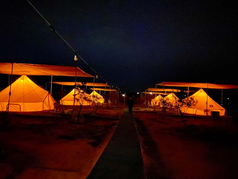 אוהלי גלמפינג בלילה