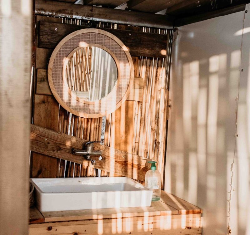 חאן עם מקלוחת ושירותים